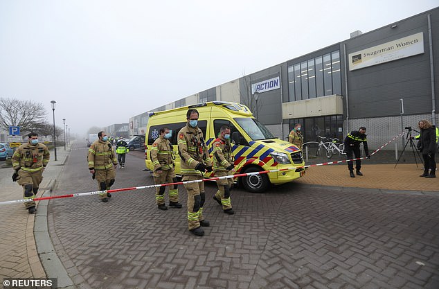 Los socorristas colocaron un cordón tras la explosión en un centro de pruebas en la ciudad holandesa de Bovenkarspel el miércoles por la mañana.