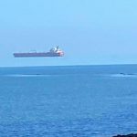 Un 'barco flotante' fotografiado frente a la costa del Reino Unido en una rara ilusión óptica