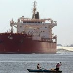 Un enorme carguero gira de lado y bloquea el Canal de Suez en Egipto