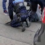 La policía arrojó al sospechoso al suelo fuera de una tienda kosher en Marsella