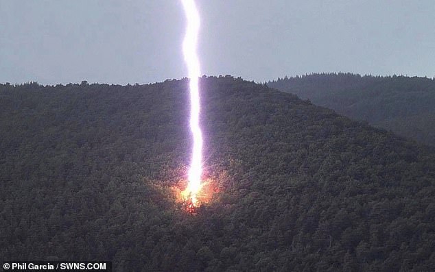 Esta increíble imagen captura un rayo gigantesco cuando golpea la ladera de una montaña.  La foto salvaje fue tomada en junio pasado por Phil García, mientras caminaba con sus amigos en Pecos, Nuevo México.