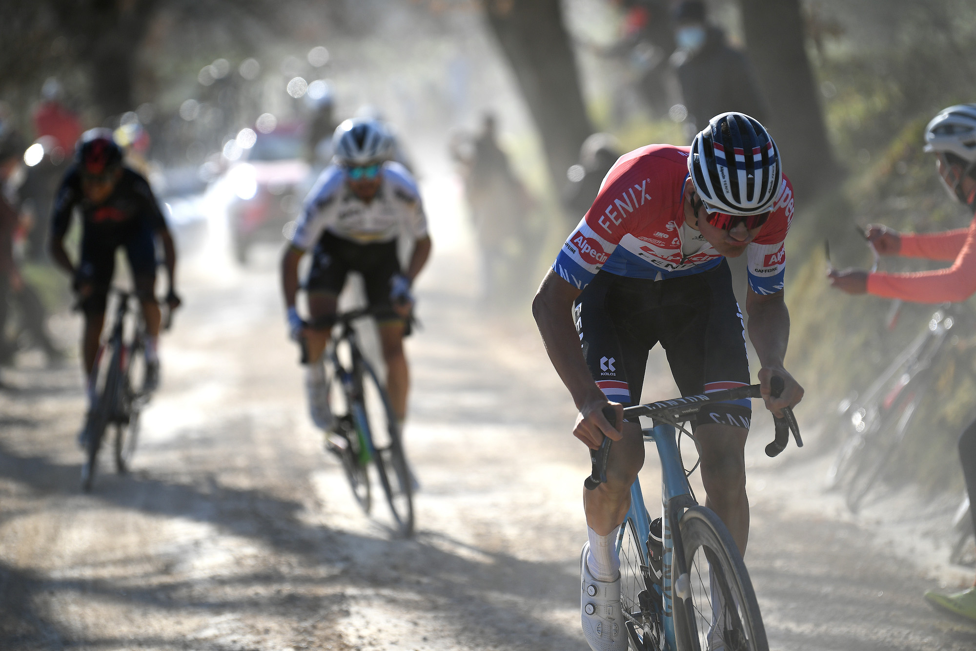 Vincenzo Nibali dice que los ciclistas deberían apagar las computadoras para bicicletas después de la victoria de Mathieu van der Poel en Strade Bianche