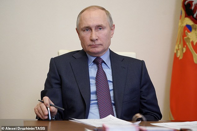 Vladimir Putin, en la foto, recibirá su primera dosis de una vacuna contra el coronavirus el martes, aunque no dijo cuál sería.