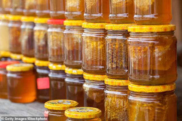 Los apicultores y los científicos advierten que se vende más miel de la que las abejas del mundo pueden producir.  Sugieren que es probable que gran parte se mezcle con jarabe de azúcar barato.