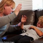 Golpear podría alterar las respuestas neuronales de un niño a su entorno de manera similar a un niño que experimenta una violencia más severa (imagen de archivo planteada por modelos)