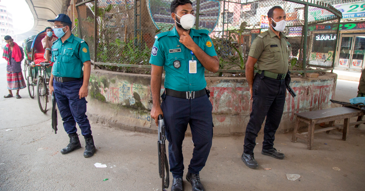 Al menos cinco muertos a tiros por la policía en protestas contra centrales eléctricas de Bangladesh