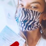 Vacunada: Alessandra Ambrosio reveló con orgullo en su historia de Instagram que recibió la vacuna COVID-19 el jueves.