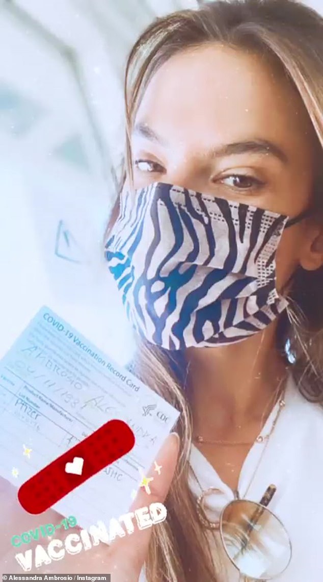 Vacunada: Alessandra Ambrosio reveló con orgullo en su historia de Instagram que recibió la vacuna COVID-19 el jueves.