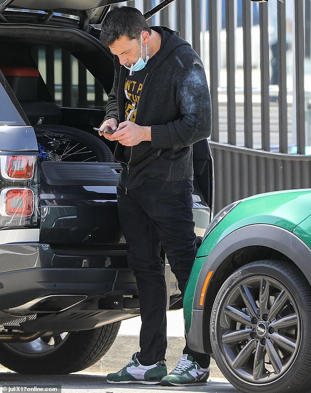 Haciendo lo suyo: Ben Affleck fue visto tomando un breve descanso para fumar durante una salida en solitario en Los Ángeles el sábado por la tarde.