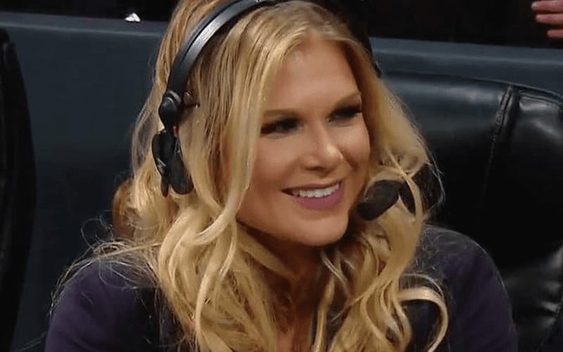 Beth Phoenix dice que finalmente se siente cómoda en el escritorio de anuncios
