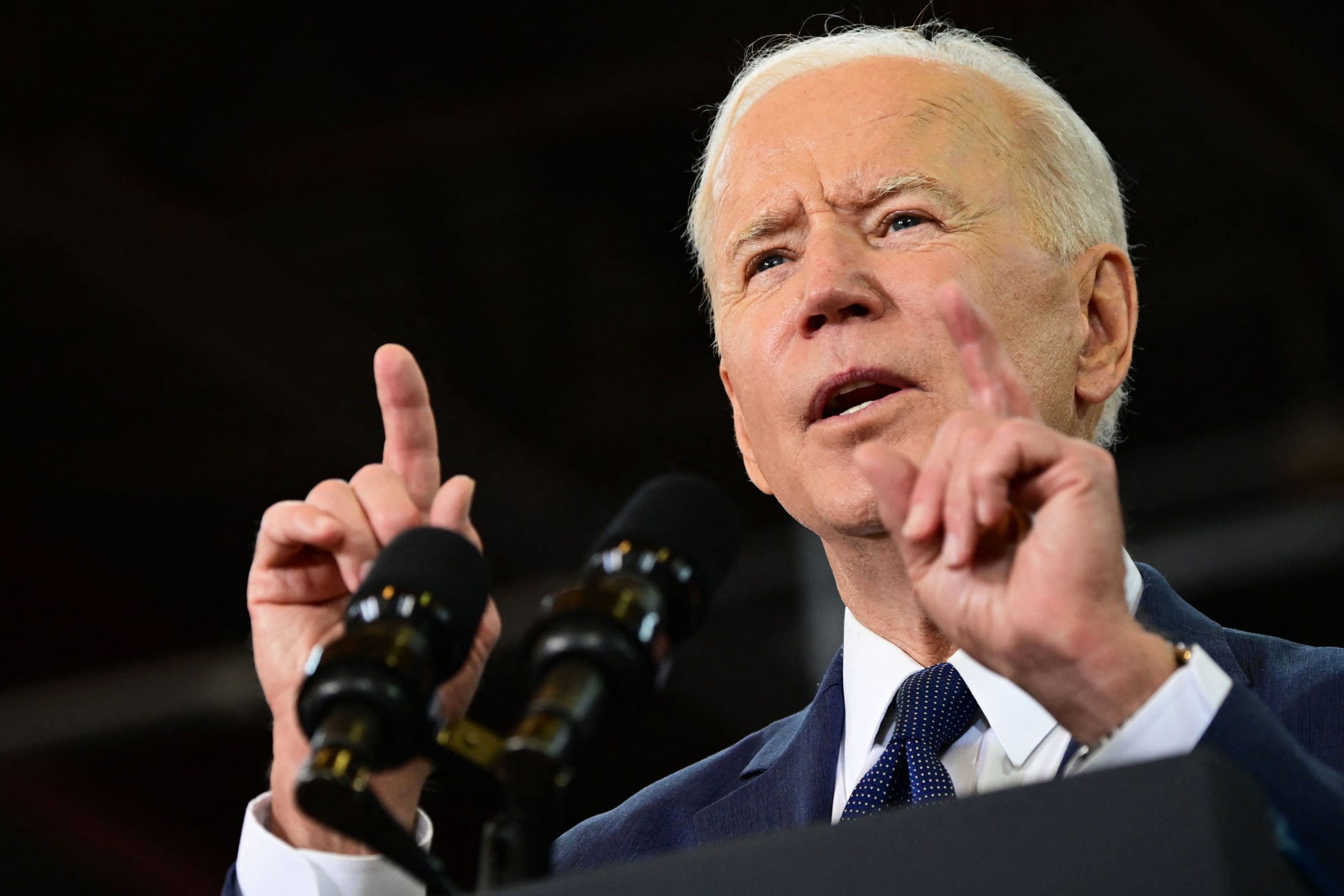 Biden le pide al secretario de Educación que vea si puede cancelar legalmente la deuda estudiantil
