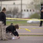 Agentes de la Oficina de Aprendizaje Criminal de Minnesota investigan la escena de un tiroteo con un oficial involucrado que involucra a un sospechoso de robo de auto que, según la policía, les disparó.