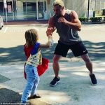 ¡Demasiado lindo!  Chris Hemsworth se tomó un tiempo de su agenda de filmación para Thor: Love and Thunder el martes para entrenar juguetonamente con uno de sus hijos gemelos de siete años en el set de Fox Studios.