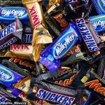 Los envoltorios de chocolate negro hacen que los consumidores piensen que los dulces tendrán un sabor más amargo, mientras que el amarillo y el rosa crean expectativas de dulzura, encontró un estudio (imagen de archivo)