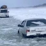 Los conductores de una furgoneta cargada y una berlina fueron filmados negociando la autopista de hielo a través del río Lena congelado en Yakutia.
