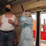 En la foto, un hombre recibe una dosis de la vacuna Sputnik V en un sitio de jab móvil en Simferopol, Crimea