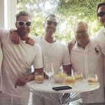 Dentro de la salvaje fiesta del 40 cumpleaños de Michael Clarke (segundo desde la izquierda): la leyenda del cricket australiana celebró con una gran cantidad de amigos famosos en Sydney durante una fiesta de temática blanca el sábado