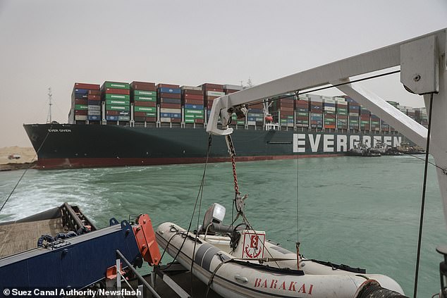 La Autoridad del Canal de Suez ha dicho que planean buscar $ 1 mil millones (£ 722 millones) en compensación después de que Ever Given encalló y detuvo todas las operaciones durante casi una semana.