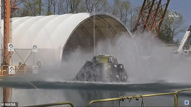 La NASA realizó la prueba en las instalaciones de investigación de impacto y aterrizaje de su Centro de Investigación Langley en Virginia que vio la cápsula caer desde dos metros en el aire a una enorme piscina de agua.