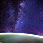 El clip muestra un campo de estrellas negras y azules que se mueven a través del encuadre y fue tomado por el astronauta de la Agencia de Exploración Aeroespacial de Japón (JAXA), Soichi Noguchi.