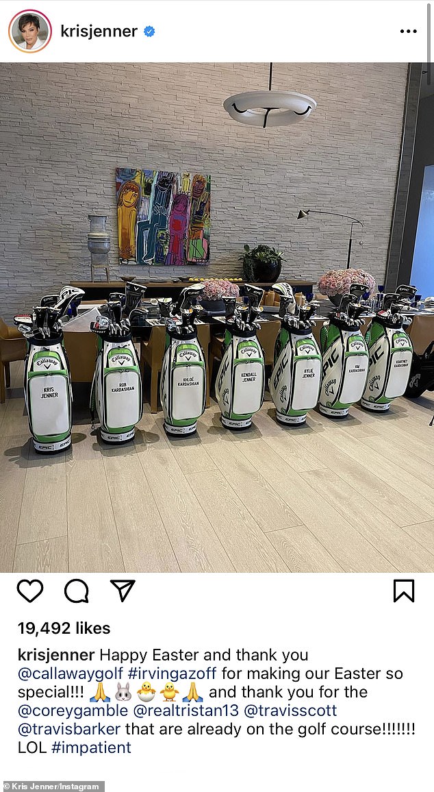Parte del club: Kris Jenner regaló a sus hijas y a los hombres de sus vidas bolsas de golf personalizadas para Pascua y no se olvidó de Travis Barker, quien se unió a su novia Kourtney Kardashian para la celebración de Pascua de la familia.