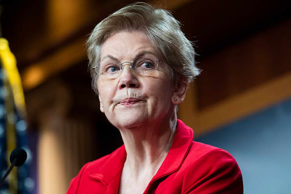 Elizabeth Warren apunta a FedEx, Nike y Amazon para impulsar un aumento de impuestos corporativos
