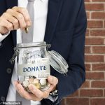 Recordar a los posibles donantes que las donaciones a organizaciones benéficas los beneficia de alguna manera es la mejor manera de fomentar la generosidad, según investigadores de EE. UU. Y Australia (imagen de stock)