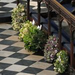 Meghan y Harry eligieron personalmente las flores de origen local para su corona (segunda desde la derecha), incluidas Acanthus mollis y Eryngium.  En la imagen: coronas de flores de miembros de la familia real yacen contra los bancos durante el funeral