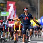 Gianni Moscon se aferra a la victoria de la etapa uno en el Tour de los Alpes 2021 después del ataque tardío