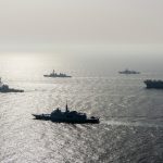 La Marina de los EE. UU. Dice que disparó tiros de advertencia contra buques iraníes en el Golfo