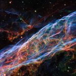 Una imagen mejorada de la Nebulosa Velo muestra detalles más finos de delicados hilos y filamentos de gas ionizado que quedaron de una estrella masiva que explotó hace más de 10,000 años.  La imagen, tomada originalmente por el Telescopio Espacial Hubble en 2015, fue tratada con nuevas técnicas de procesamiento.