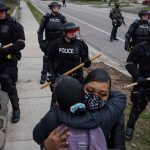 La policía de Minnesota promete no detener a los periodistas que cubren las protestas con gas pimienta