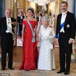El rey Felipe y la reina Letizia de España representada en el Palacio de Buckingham con la Reina y el Príncipe Felipe