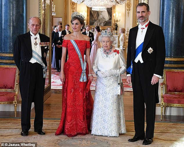 El rey Felipe y la reina Letizia de España representada en el Palacio de Buckingham con la Reina y el Príncipe Felipe