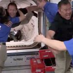 La tripulación llega a la estación espacial a bordo de una cápsula SpaceX reciclada