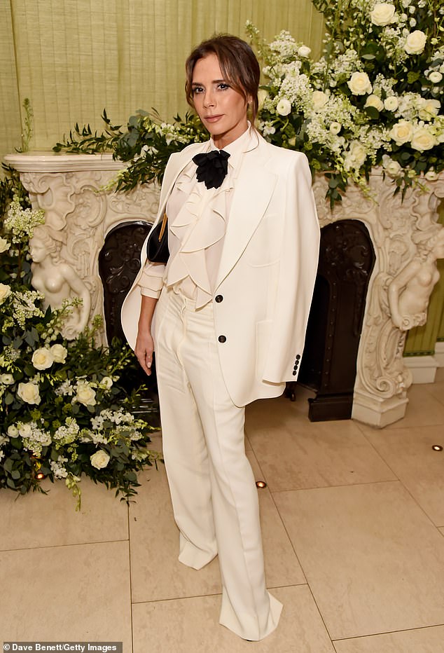 Regalos: Victoria Beckham fue obsequiada con una gran cantidad de delicias de lujo para la Pascua, cuando la prometida de su hijo, Nicola Peltx, le regaló una canasta llena de productos de 500 libras esterlinas.  Fotografiado en 2020