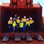 China se está moviendo para desprenderse de las lucrativas exportaciones de mineral de hierro de Australia y dependerá de la invención de un profesor de Sydney para que esto suceda.  En la foto aparecen trabajadores mineros de Australia Occidental