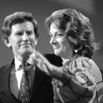 Gary y Lee Hart en la campaña electoral en 1984 durante la primera candidatura de Gary a la presidencia.  Ella fue una compañera constante ya que él hizo una carrera creíble por la nominación, antes de perder ante Walter Mondale.