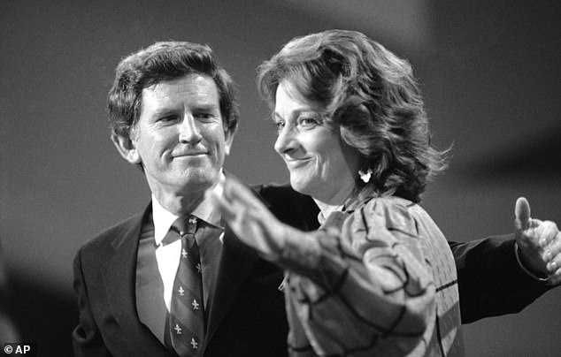 Gary y Lee Hart en la campaña electoral en 1984 durante la primera candidatura de Gary a la presidencia.  Ella fue una compañera constante ya que él hizo una carrera creíble por la nominación, antes de perder ante Walter Mondale.