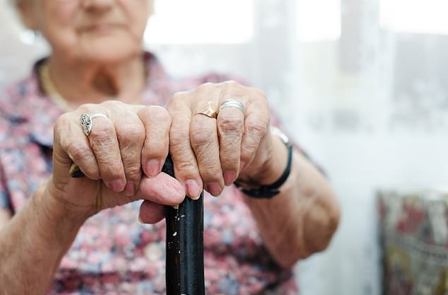 Los adultos mayores están más dispuestos a hacer un esfuerzo para ayudar a los demás que los adultos más jóvenes, según una nueva investigación de la Universidad de Birmingham