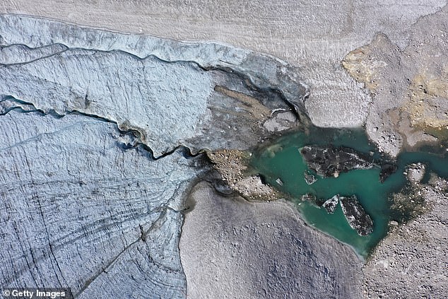 El Schneeferner es el glaciar más grande de Alemania.  Los expertos predicen que podría desaparecer en 10 años si continúan las tasas actuales de cambio climático