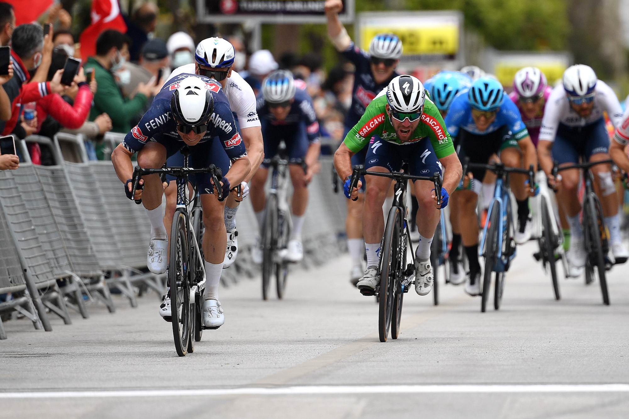 Mark Cavendish y Andre Greipel superados por Jasper Philipsen en un sprint cuesta abajo en el Tour de Turquía