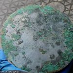 Más de 80 espejos de bronce hechos durante la dinastía Han Occidental fueron descubiertos en una tumba antigua a gran escala en China.  Aunque tienen unos 2.000 años, muchos de los espejos aún son reflectantes.