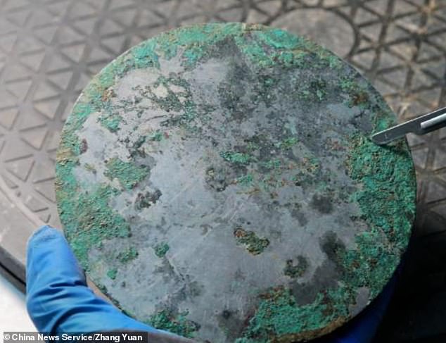 Más de 80 espejos de bronce hechos durante la dinastía Han Occidental fueron descubiertos en una tumba antigua a gran escala en China.  Aunque tienen unos 2.000 años, muchos de los espejos aún son reflectantes.