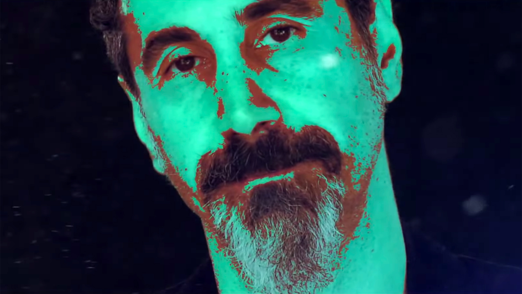 Mira a Serj Tankian comparar Holy Wars con 'Tu mamá' en un nuevo video con letra
