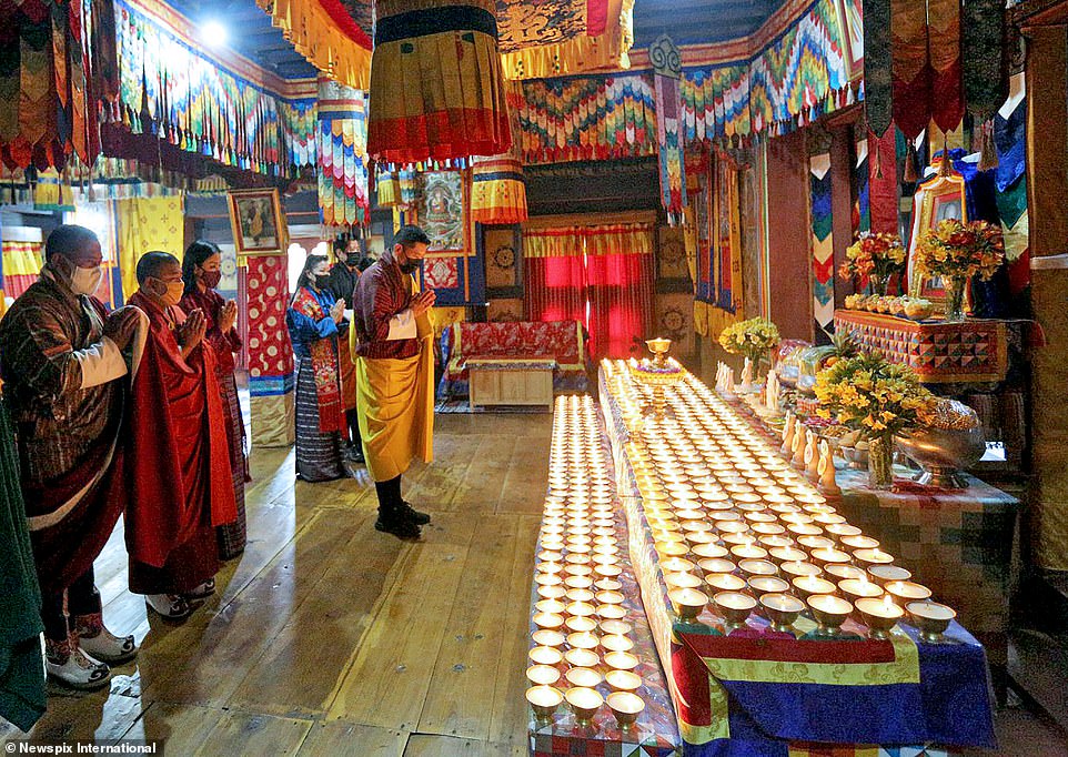 El rey y la reina de Bután han ofrecido oraciones por el alma del príncipe Felipe mientras encendían 1.000 velas, que simbolizan el camino hacia la iluminación, en un monasterio budista en el este del país en homenaje a él.