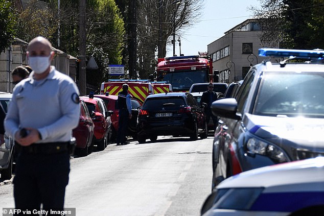 Una trabajadora de la policía en Francia ha sido asesinada por un cuchillo que luego fue asesinado a tiros por sus colegas.  En la foto: los agentes se paran cerca de la comisaría después del ataque.
