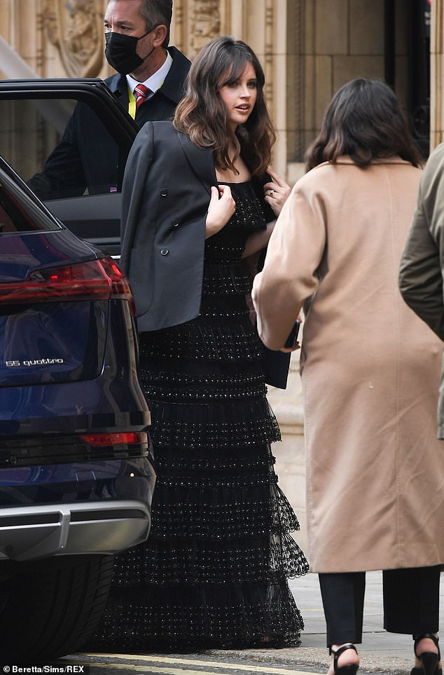 Llevando el glamour: Felicity Jones, mientras tanto, lucía la imagen de la sofisticación con un vestido negro largo hasta el suelo con cuentas.