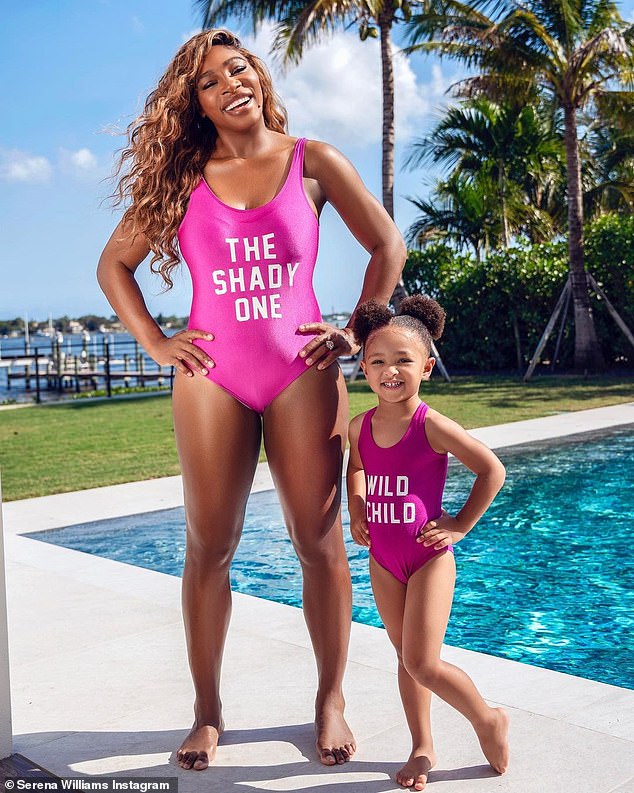 Como mami: Serena Williams y su hija posaron en trajes de baño rosas a juego para dos lindos retratos de Instagram compartidos el miércoles.