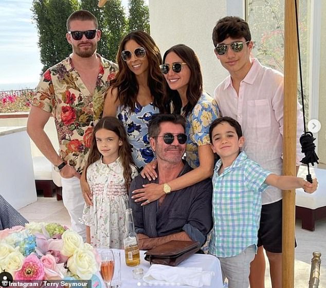 ¡Luciendo bien!  Simon Cowell, de 61 años, celebró la Pascua en Los Ángeles con su novia Lauren Silverman y su ex Terri Seymour durante el fin de semana, mientras posaba para una dulce foto familiar.